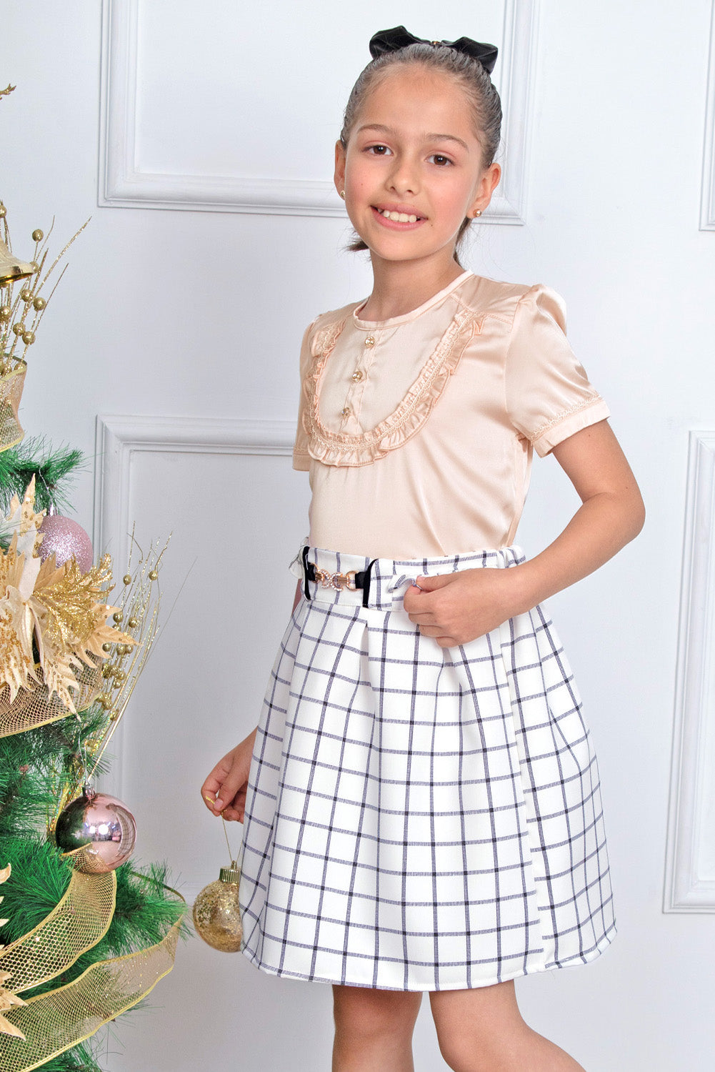 Blusa de seda con volante en canesú y greca en mangas
