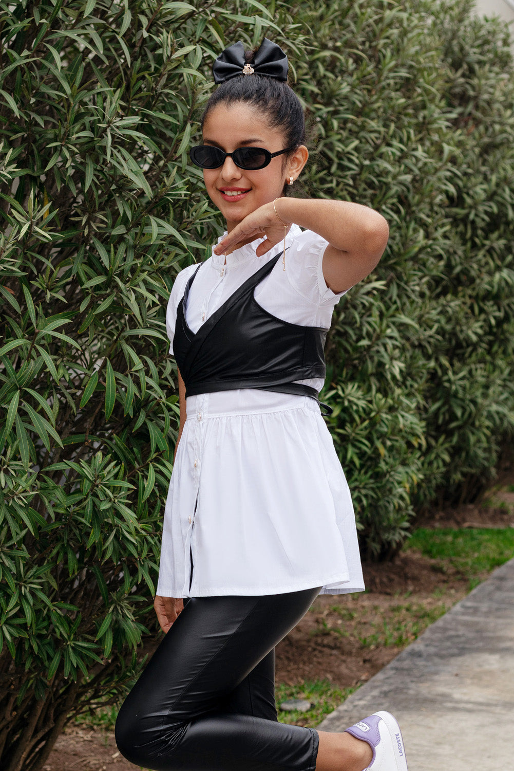Blusa con manga abullonada y cuello con volantes