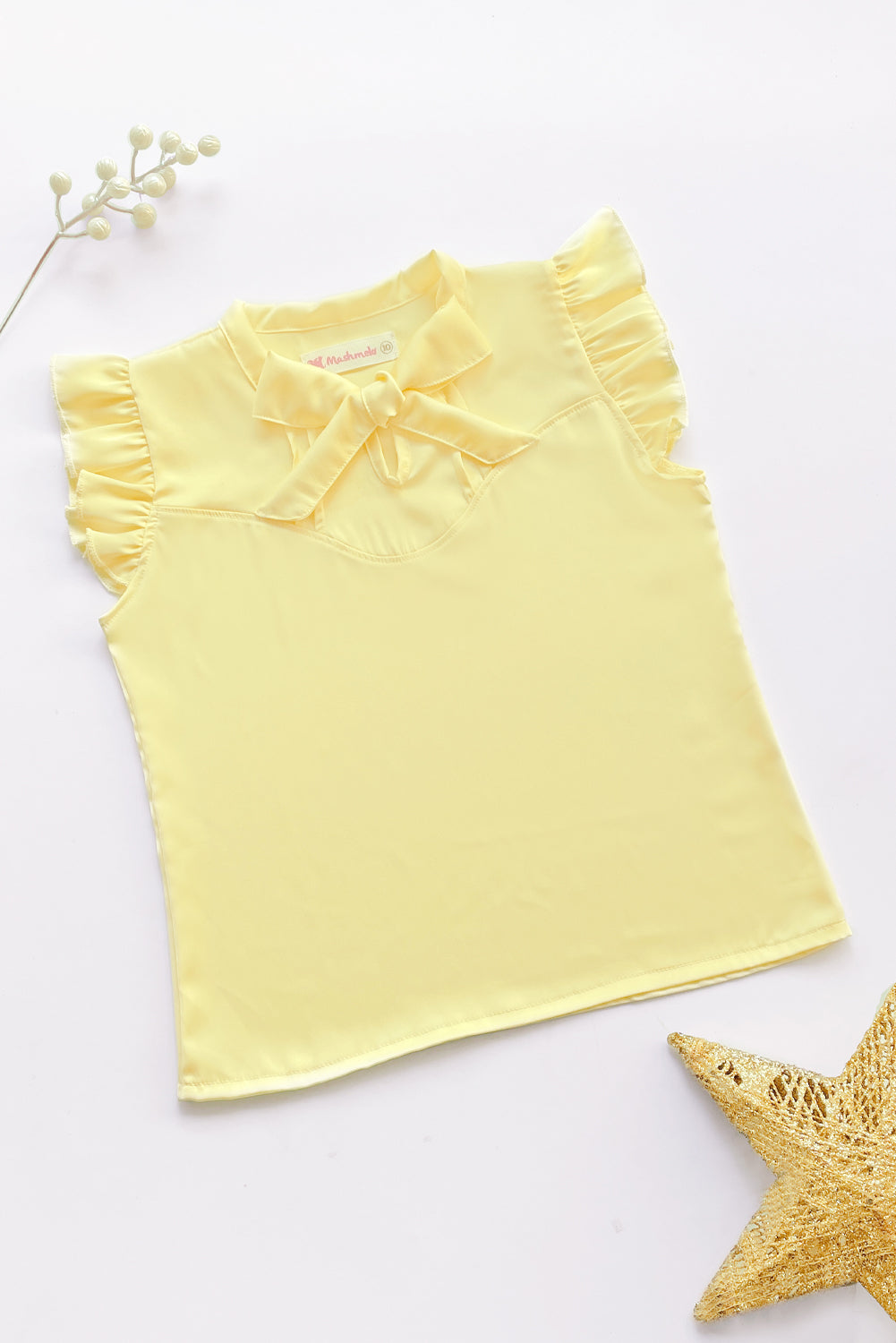 Blusa con lazo en escote y manga con volante