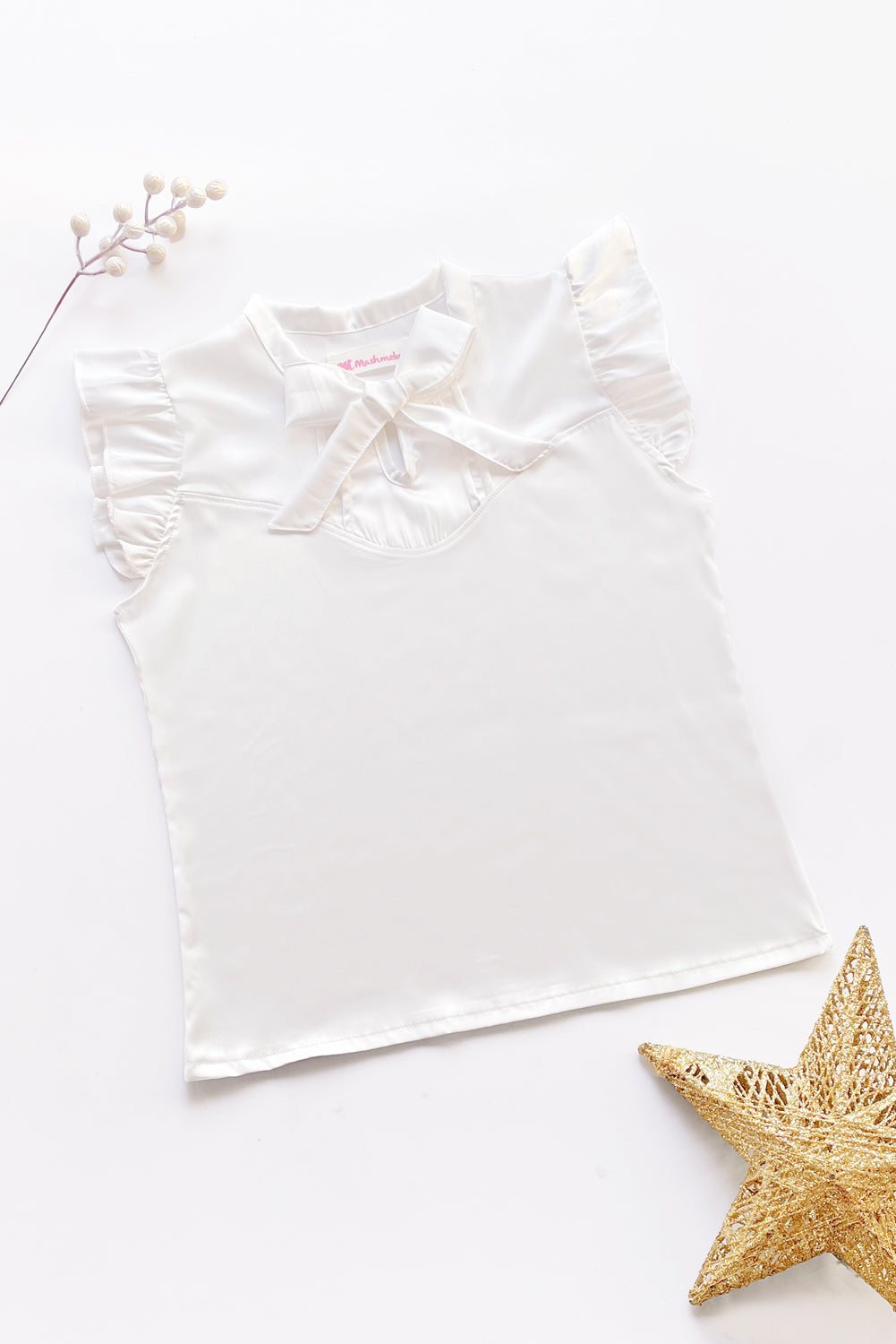 Blusa con lazo en escote y manga con volante