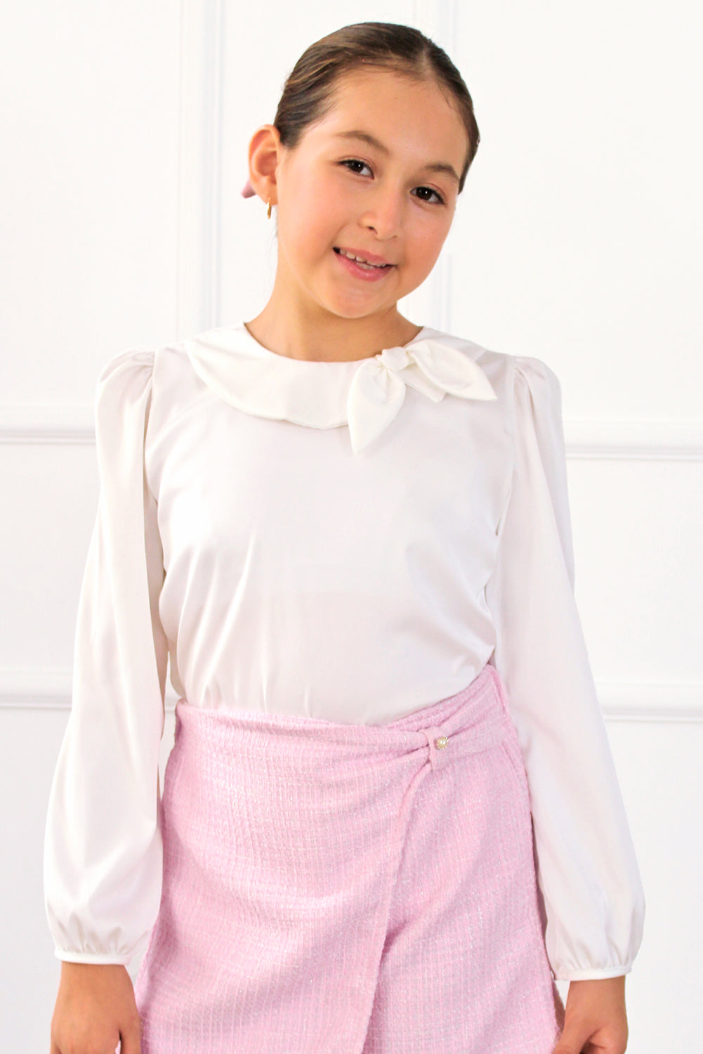 Blusa de Seda para Niña con Cuello Bebé Asimétrico y Lazo – BLNA0325