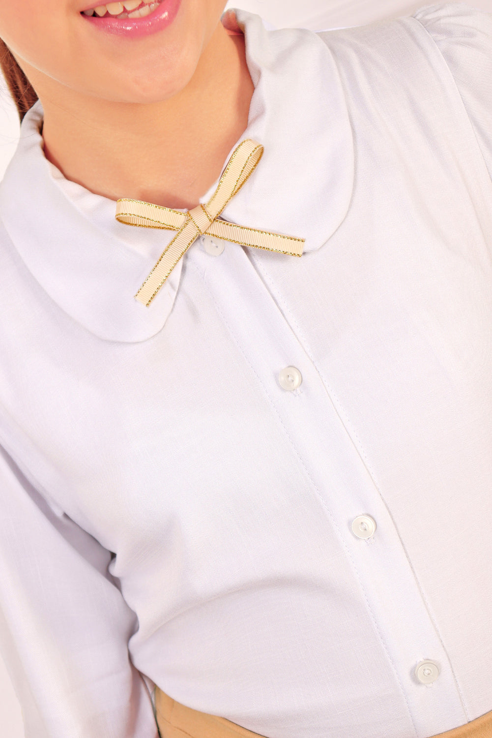 BLUSA CON CUELLO CAMISERO Y PUÑOS CON VOLANTES ELASTICADOS