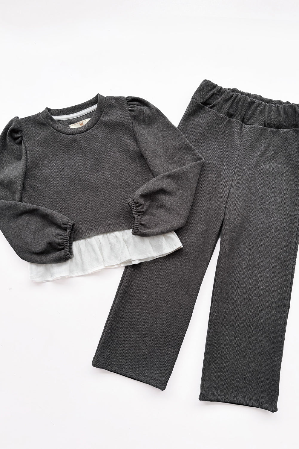 CONJUNTO CHOMPERO CON MANGAS ABULLONADAS Y FALDON DE LINO Y BUZO PALAZO