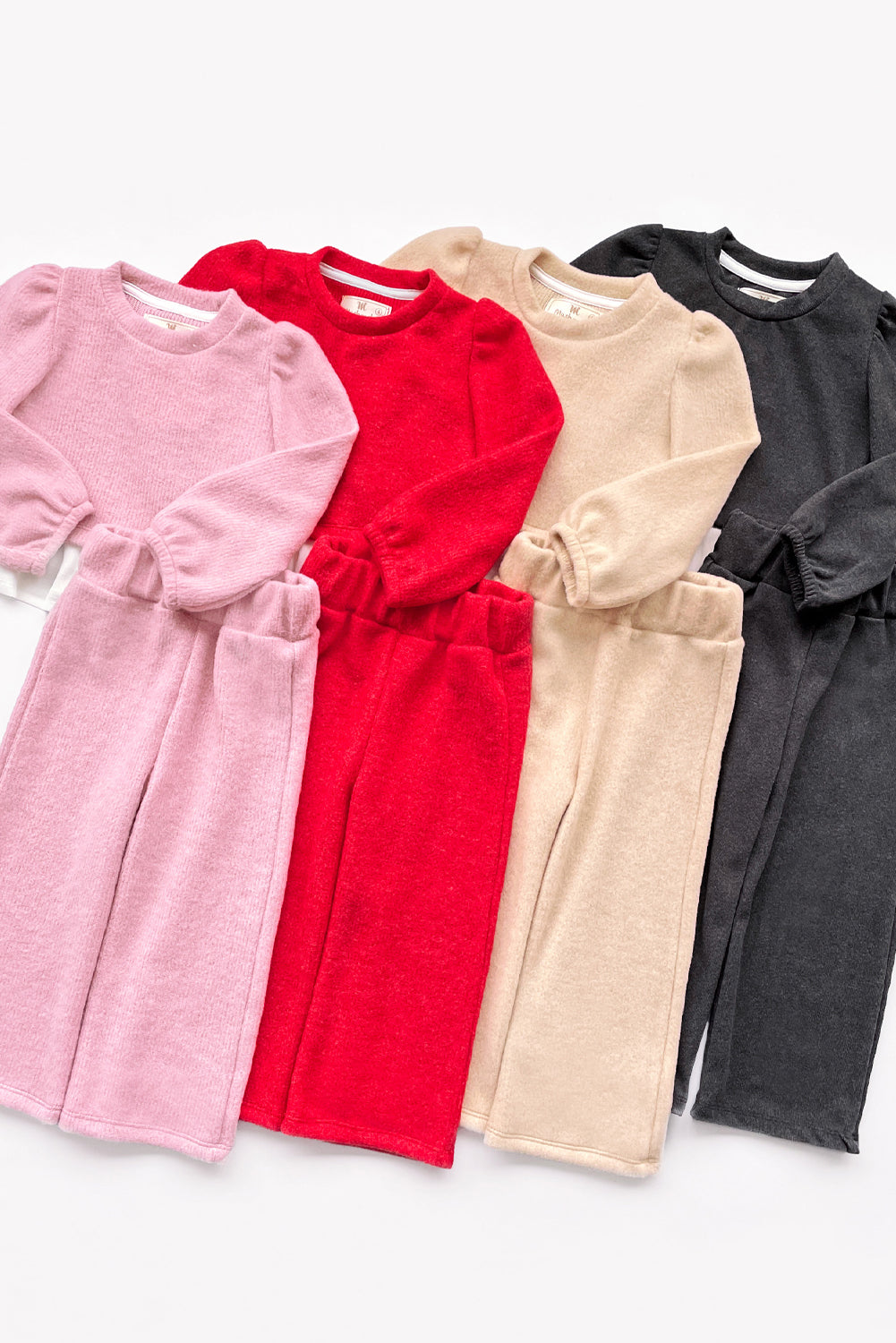 CONJUNTO CHOMPERO CON MANGAS ABULLONADAS Y FALDON DE LINO Y BUZO PALAZO