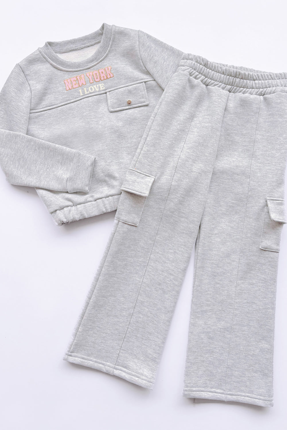 CONJUNTO DE POLERA CON ESTAMPADO Y BUZO CARGO ELASTICADOS