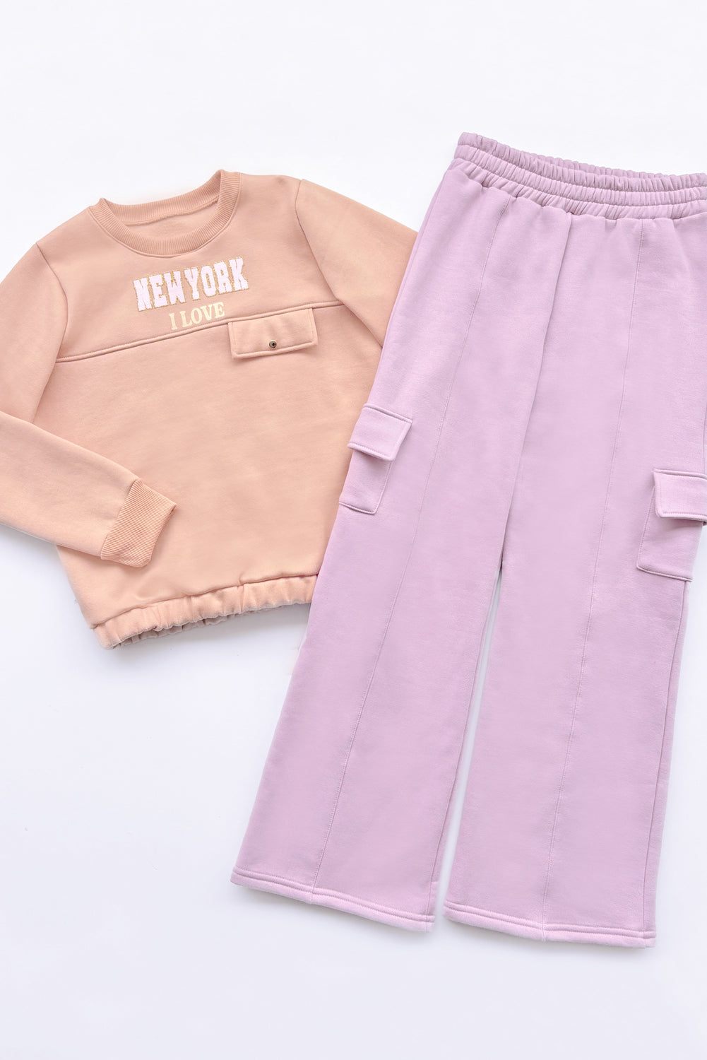 CONJUNTO DE POLERA CON ESTAMPADO Y BUZO CARGO ELASTICADOS