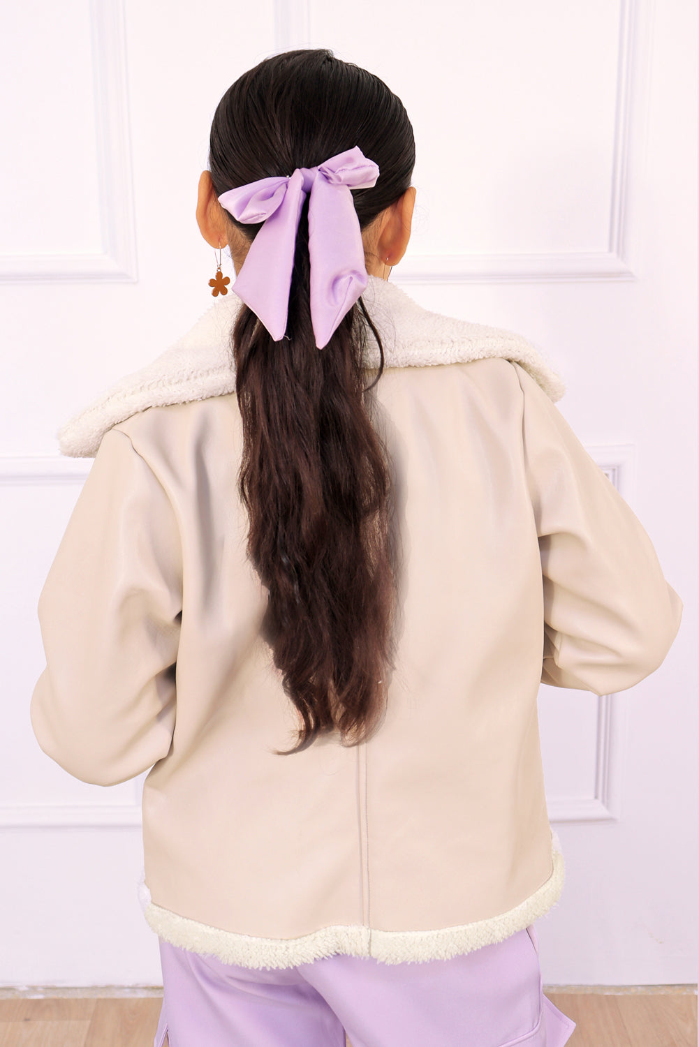 CHAQUETA DE CUERINA CARNERO DE CUELLO ALTO CON BOLSILLOS
