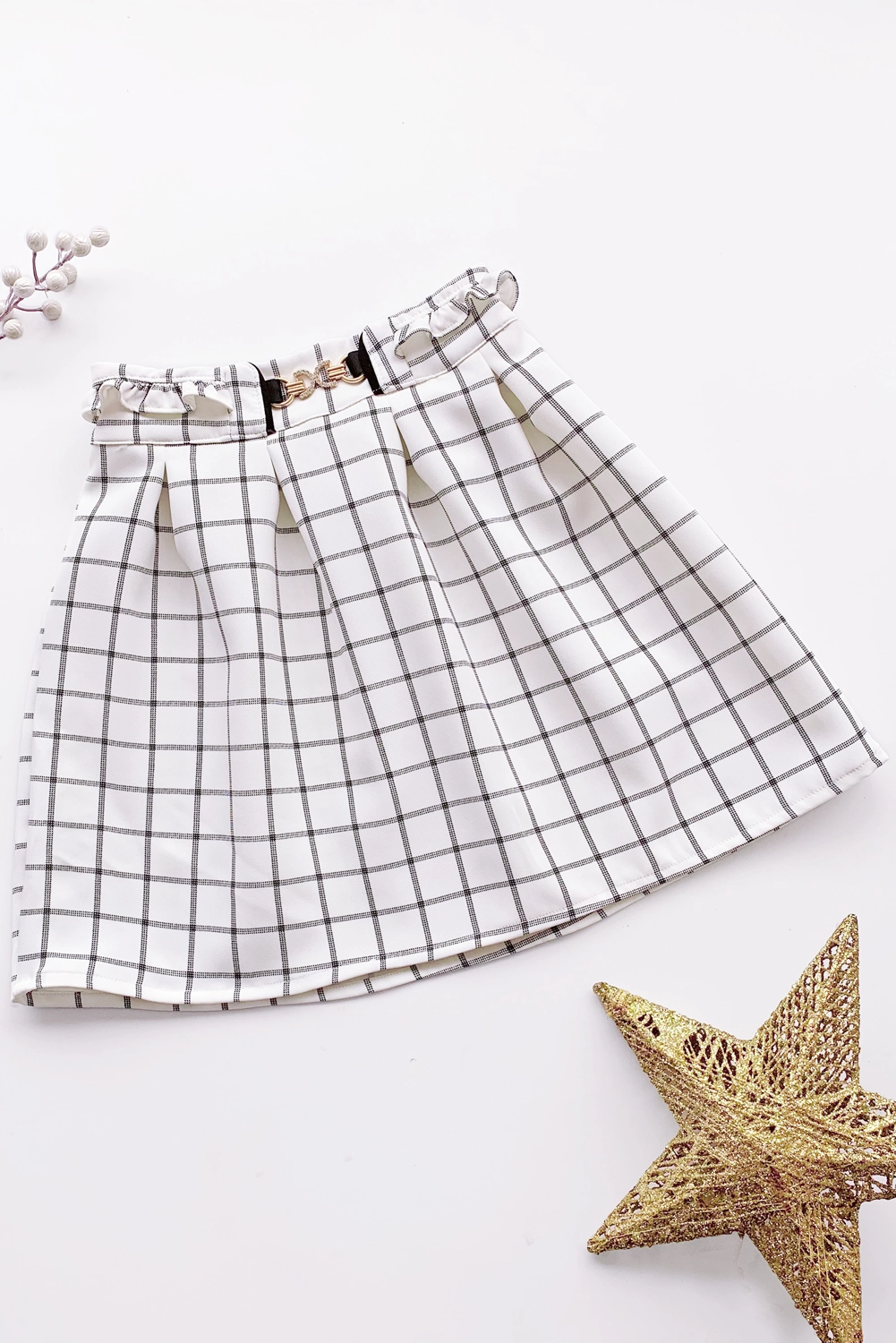 Falda de cuadros con volantes en pretina y hebillas con strass