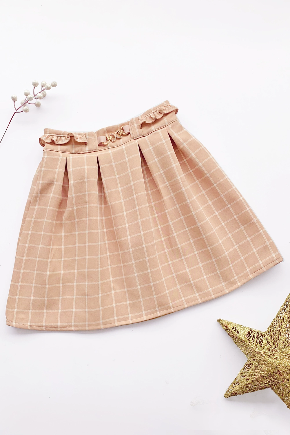 Falda de cuadros con volantes en pretina y hebillas con strass