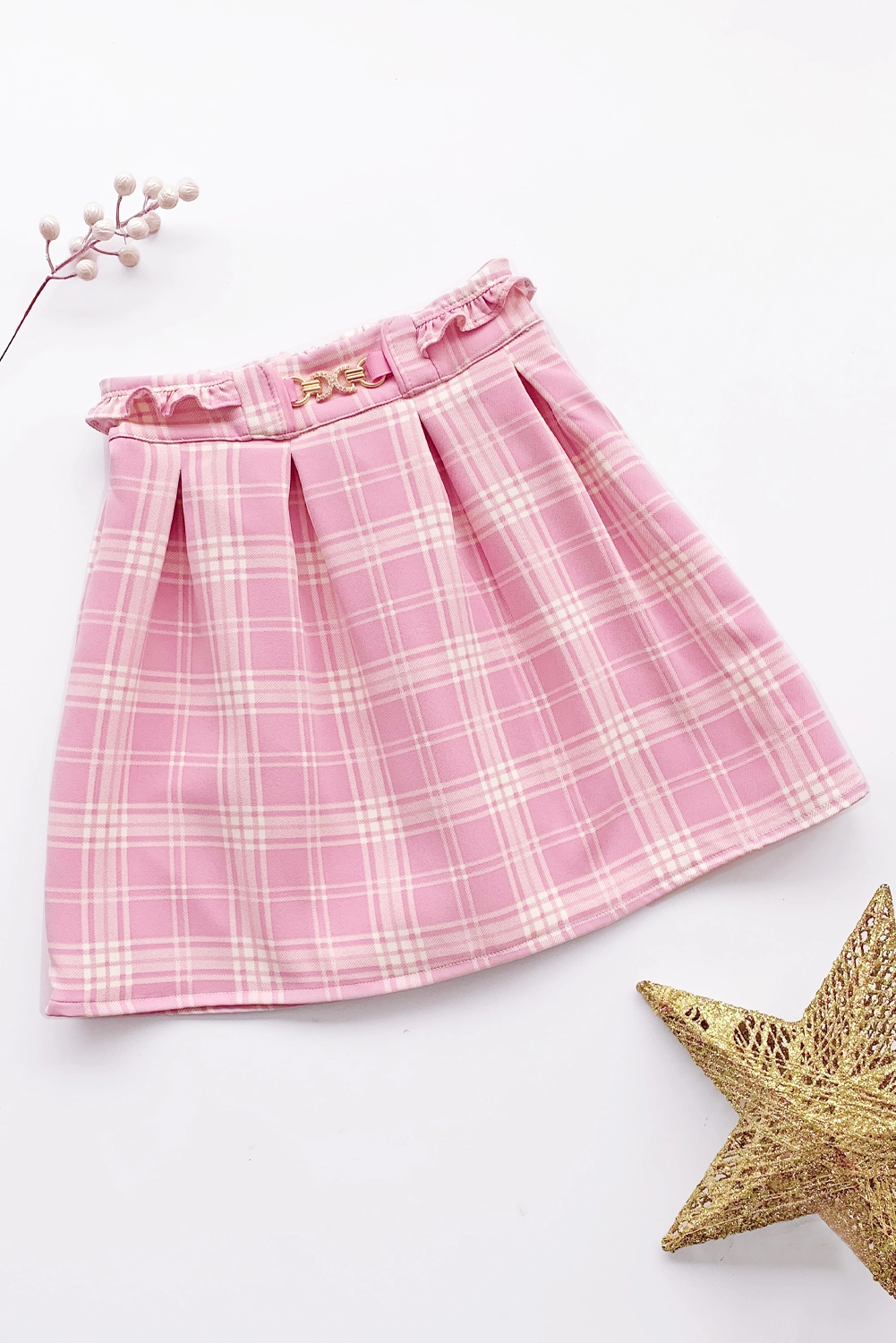 Falda de cuadros con volantes en pretina y hebillas con strass