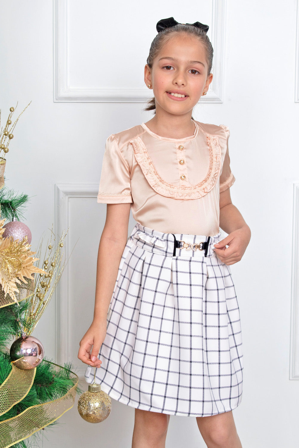 Falda de cuadros con volantes en pretina y hebillas con strass