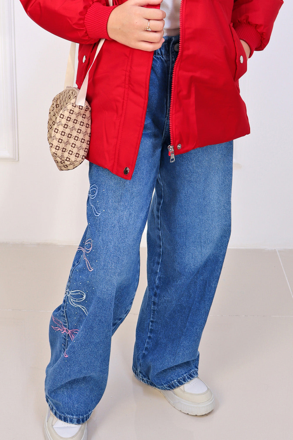 Pantalón Jean con Bordado de Lazos y Pedrería