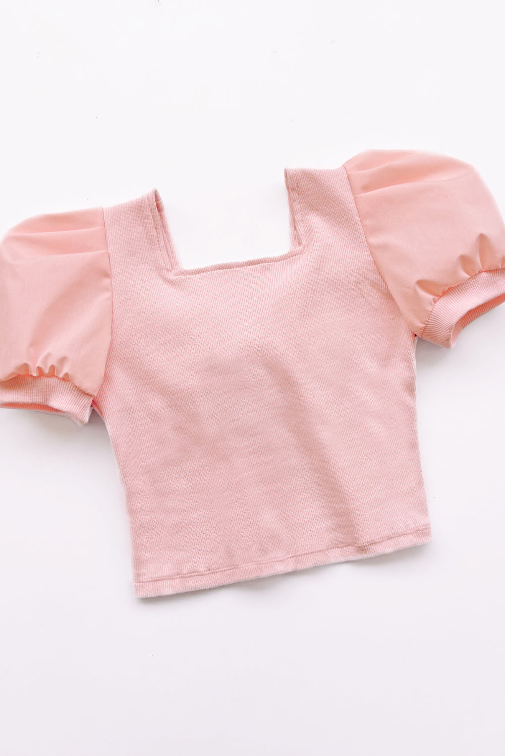 Top de rib de escote cuadrado con mangas tableadas y gran lazo en espada de popelina