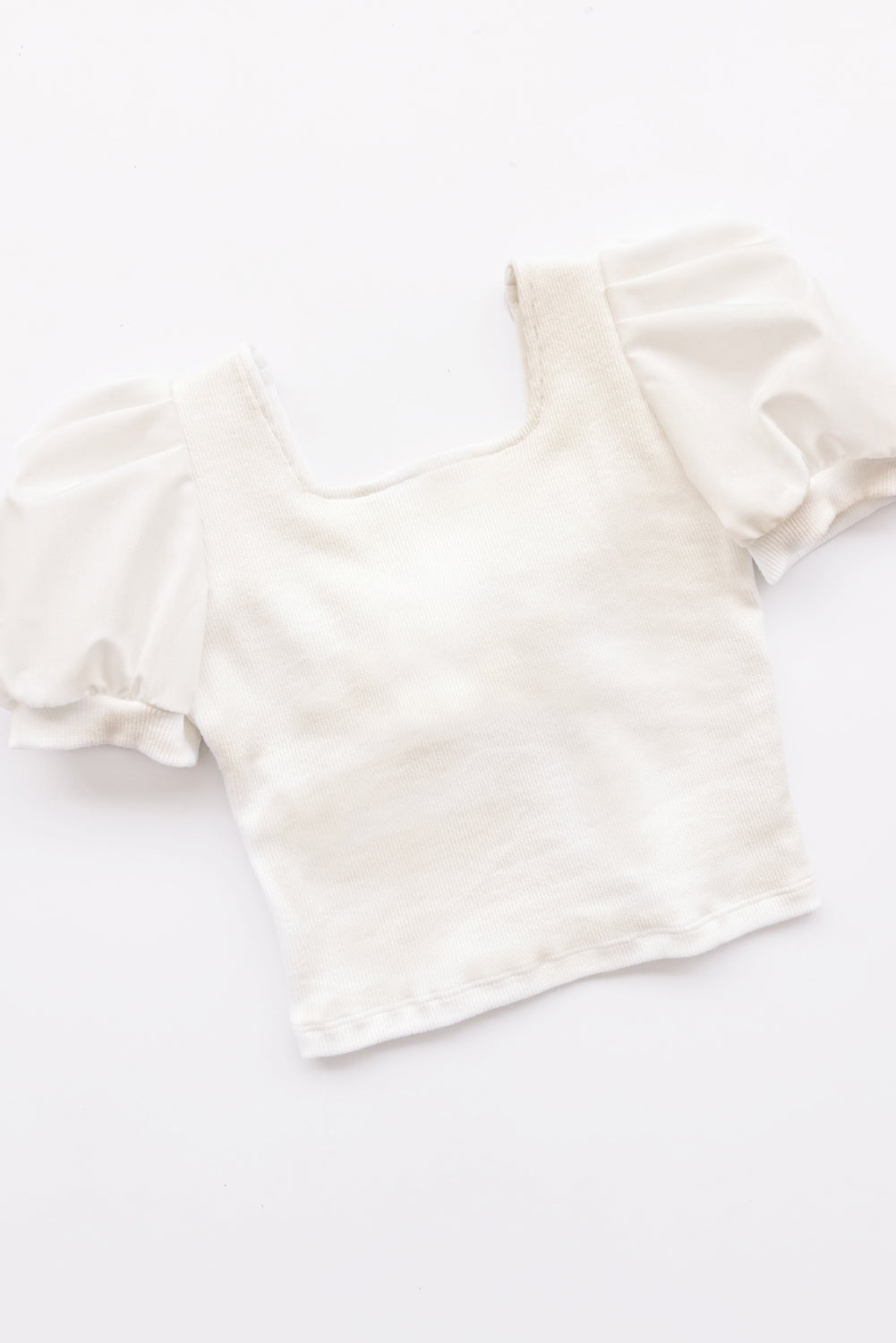 Top de rib de escote cuadrado con mangas tableadas y gran lazo en espada de popelina