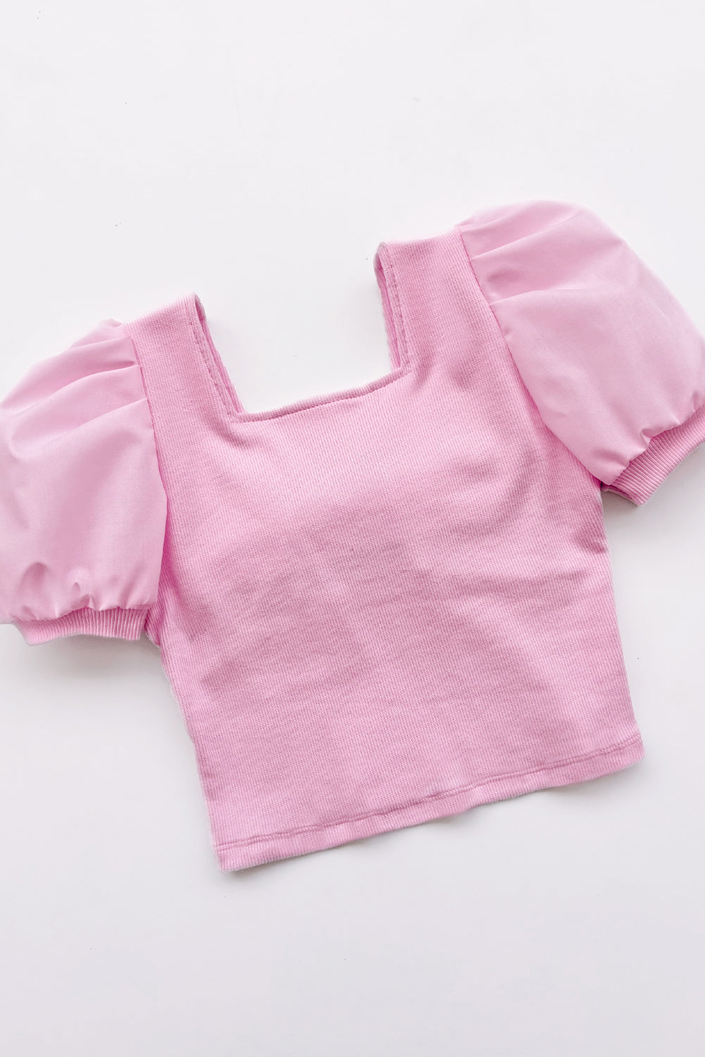 Top de rib de escote cuadrado con mangas tableadas y gran lazo en espada de popelina