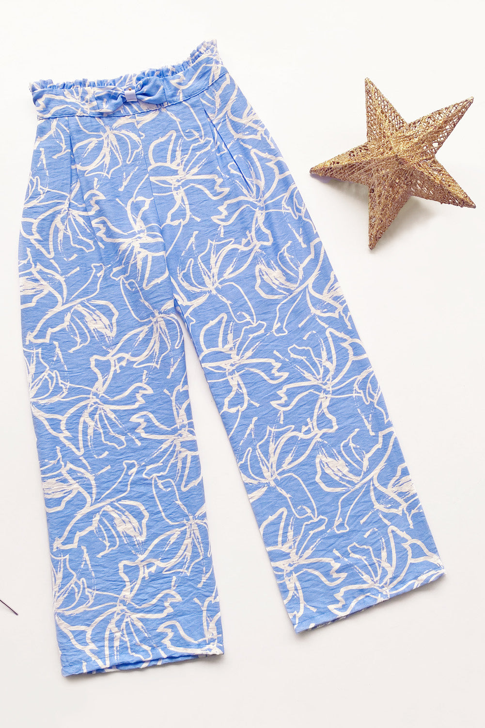 Pantalon estampado con lazo y volantes en pretina