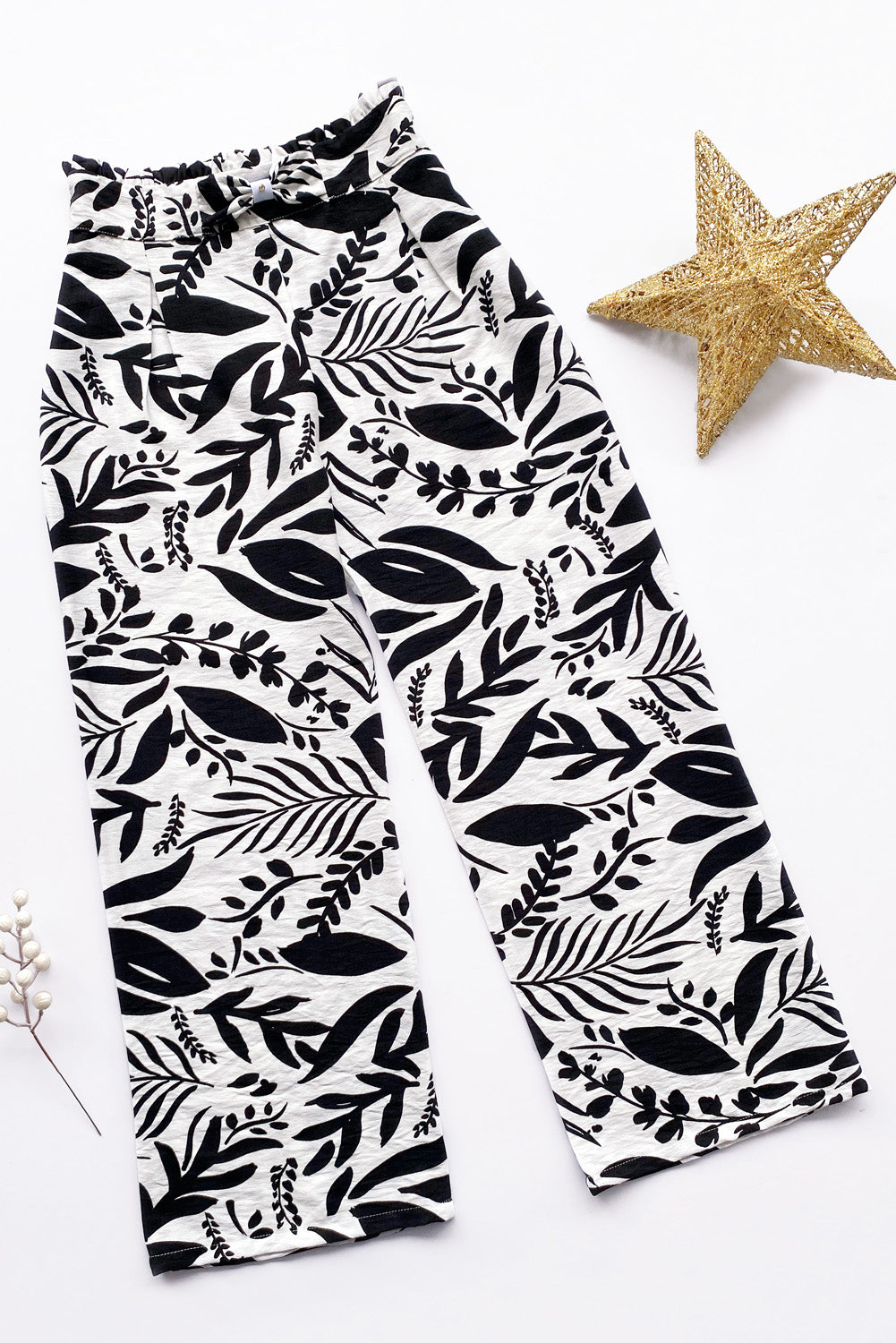 Pantalon estampado con lazo y volantes en pretina