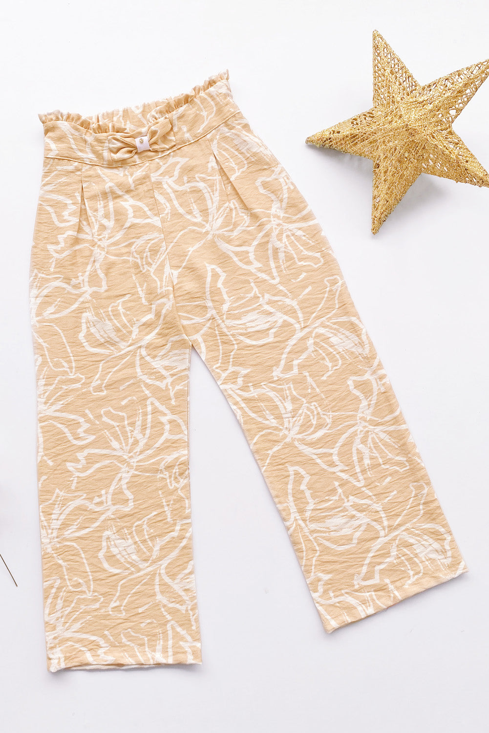Pantalon estampado con lazo y volantes en pretina