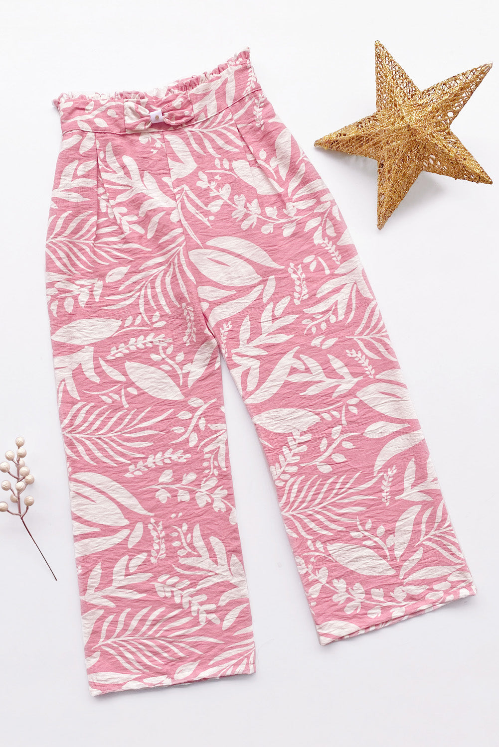 Pantalon estampado con lazo y volantes en pretina