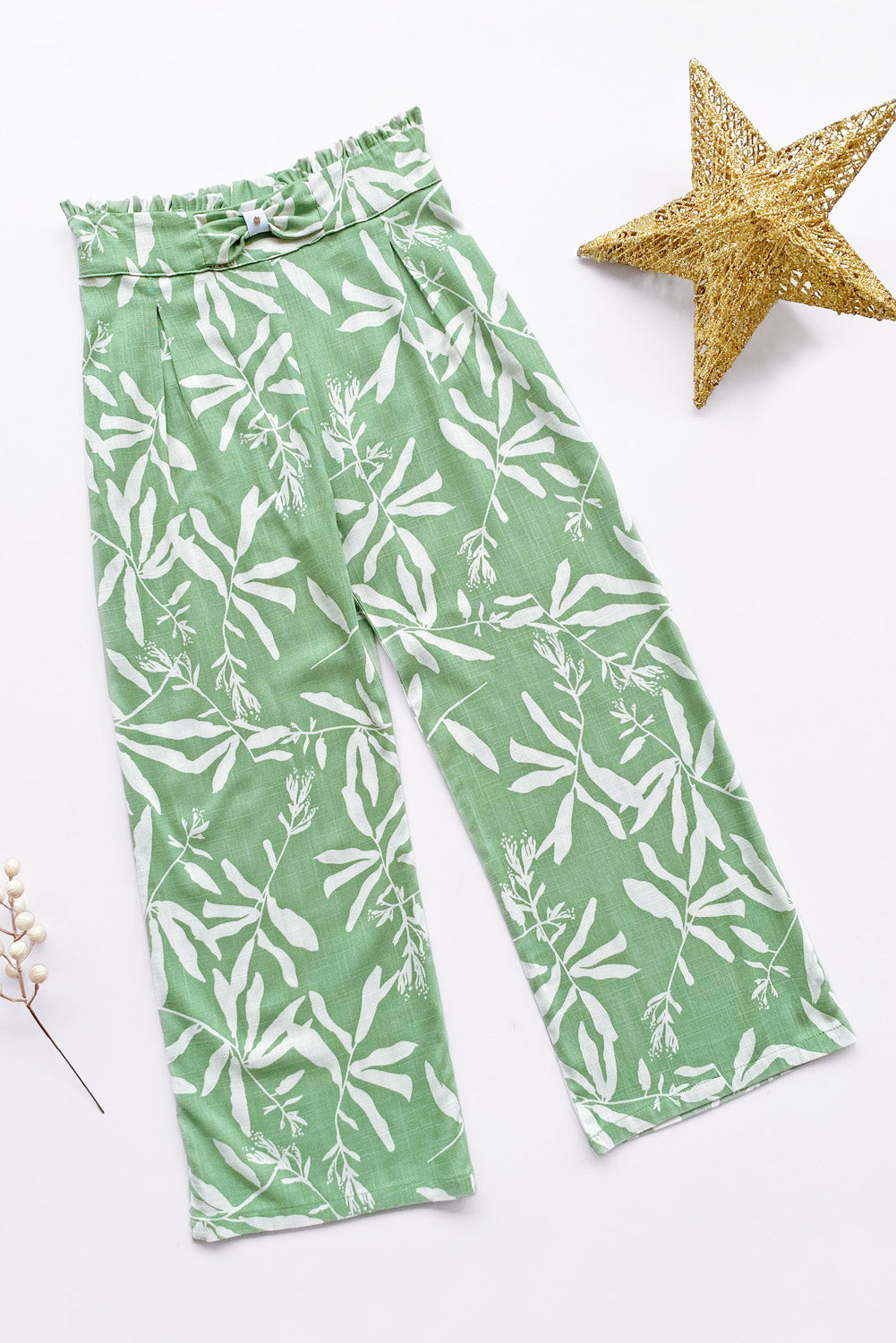 Pantalon estampado con lazo y volantes en pretina