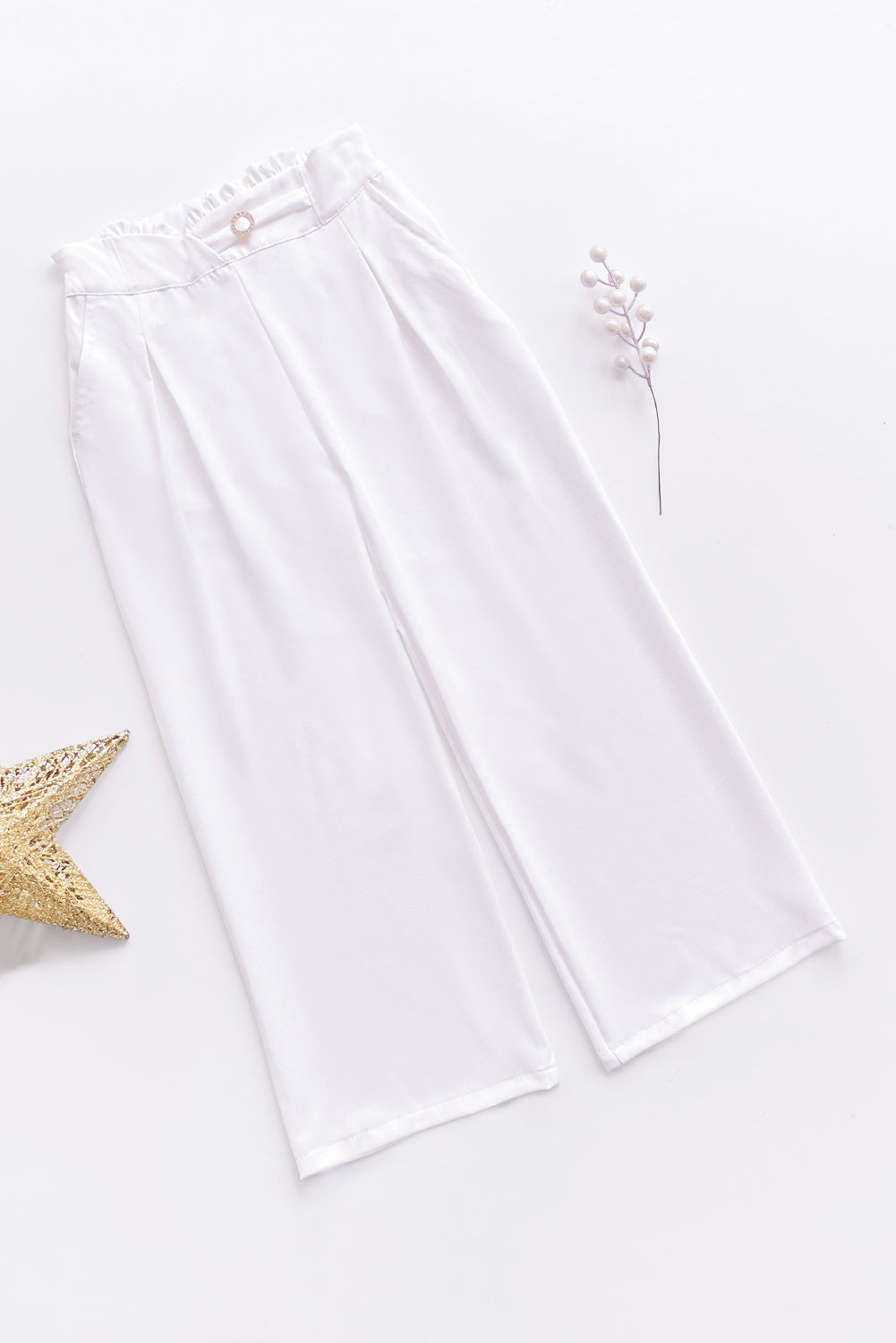 Pantalón con cortes en pretina y hebilla