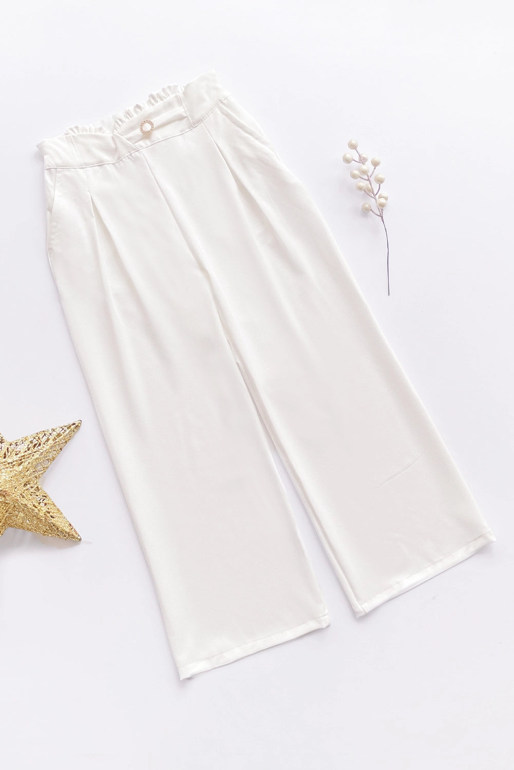 Pantalón con cortes en pretina y hebilla