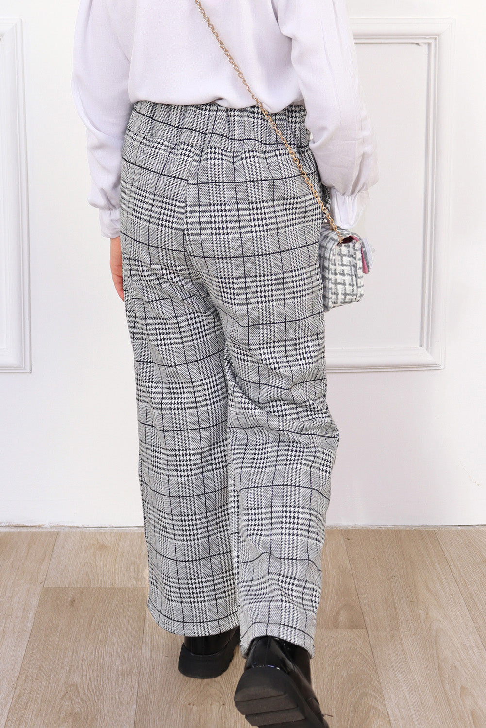 PANTALON EN PRINCIPE DE GALES CON CORTE V EN PRETINA
