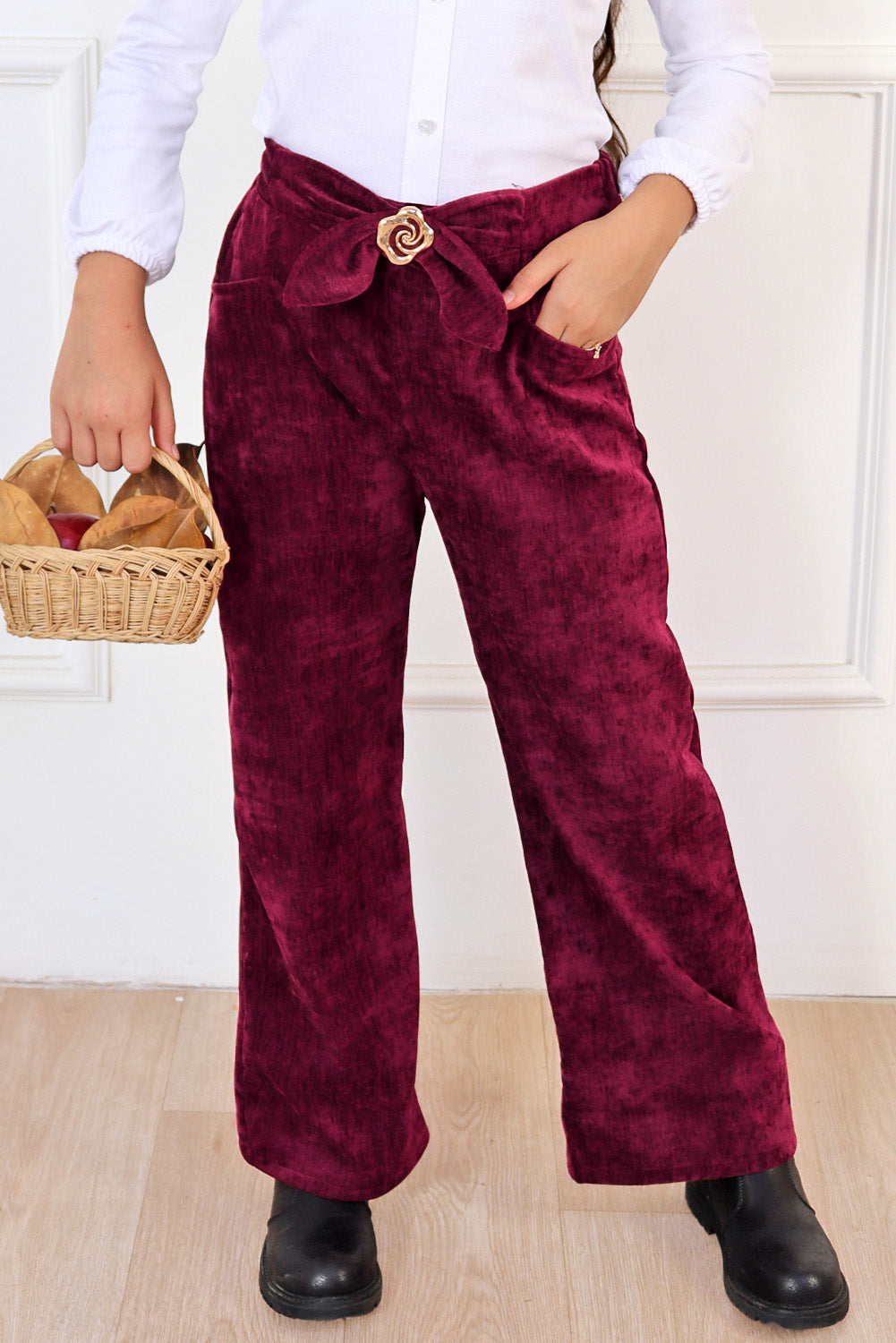 Pantalón Sastrero con Flor Dorada y Bolsillos Funcionales