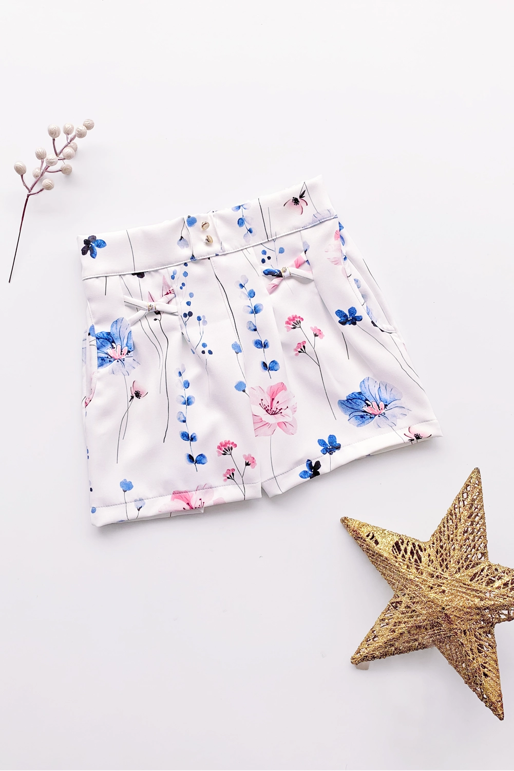 Short con bolsillos y diseño de presillas con strass