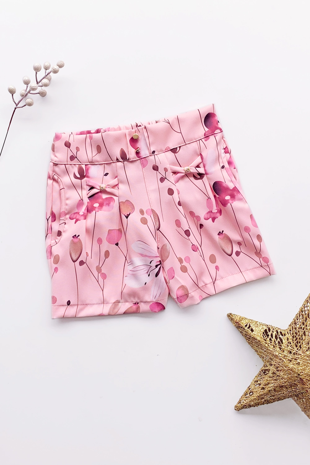 Short con bolsillos y diseño de presillas con strass
