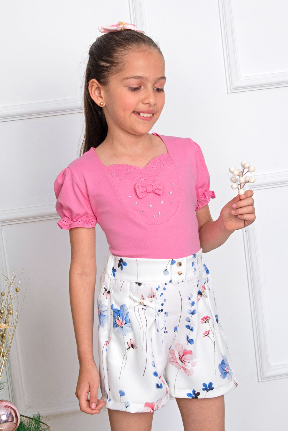 Short con bolsillos y diseño de presillas con strass