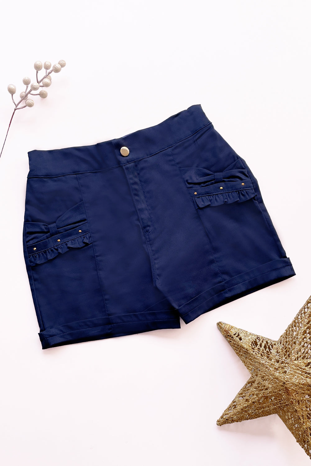 Short con bolsillos en forma de lazo y detalles de pedreria