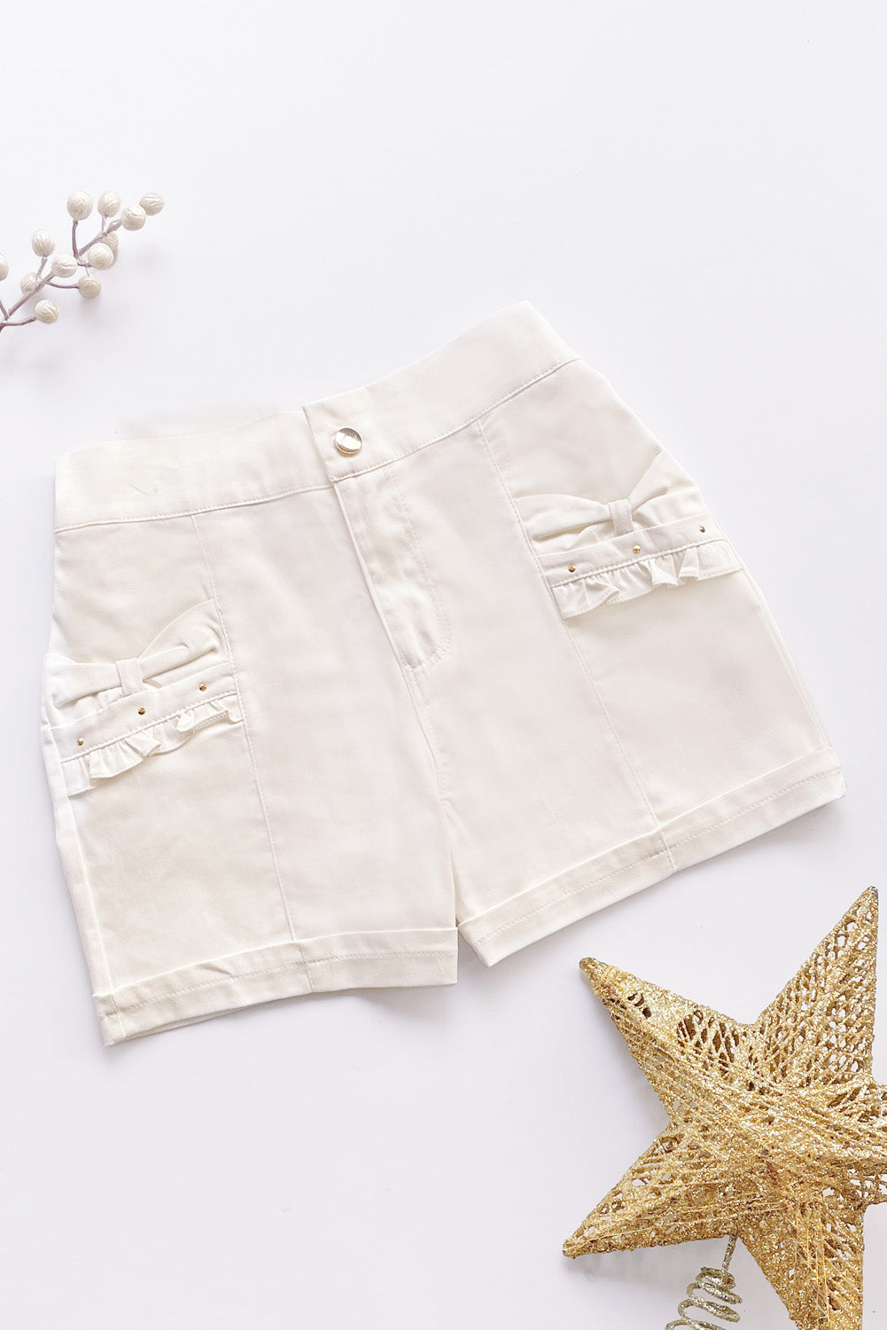 Short con bolsillos en forma de lazo y detalles de pedreria