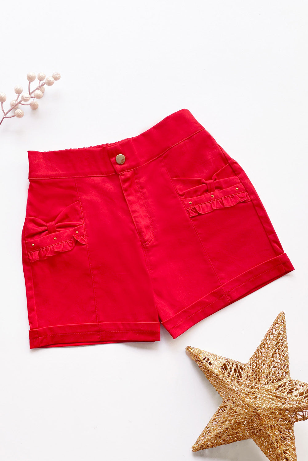 Short con bolsillos en forma de lazo y detalles de pedreria