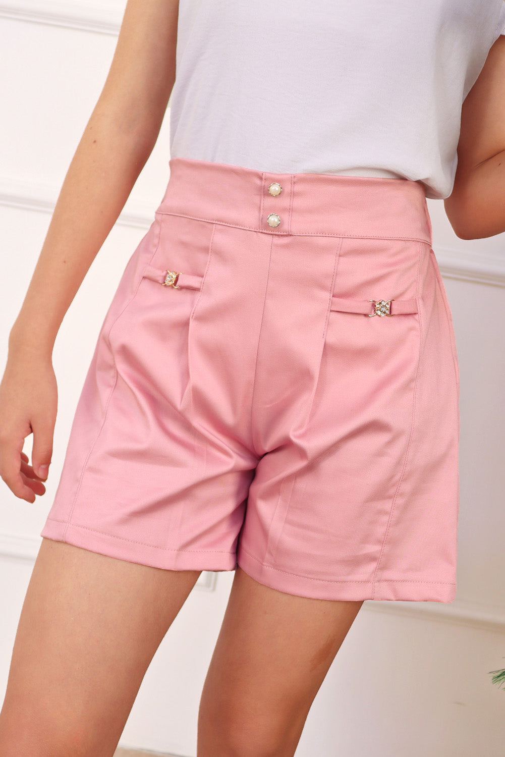 Short con Pinzas Frontales y Pasante Metálico