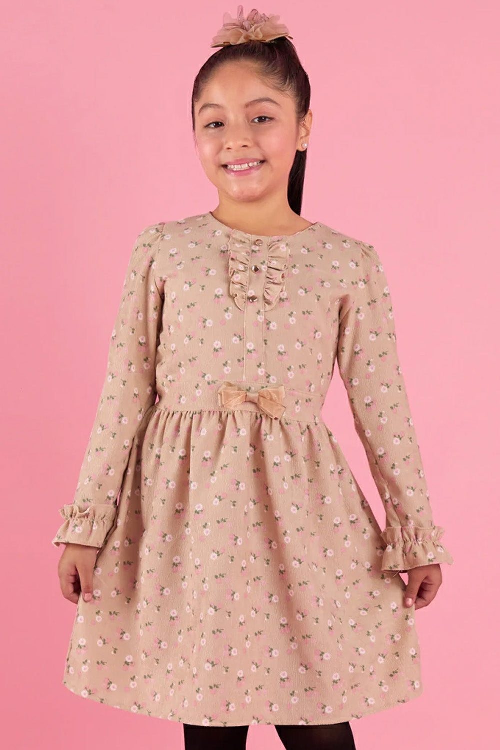 Vestido con Volantes en pechera y Puños