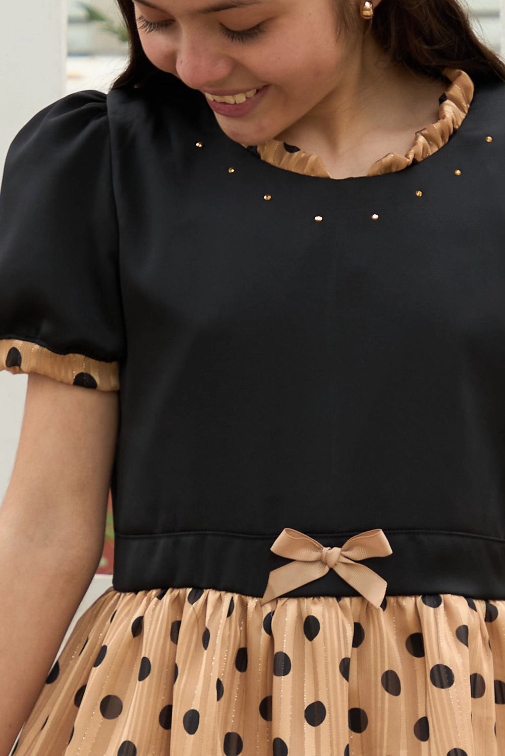 VESTIDO CON DISEÑO DE LUNARES Y PEDRERIA