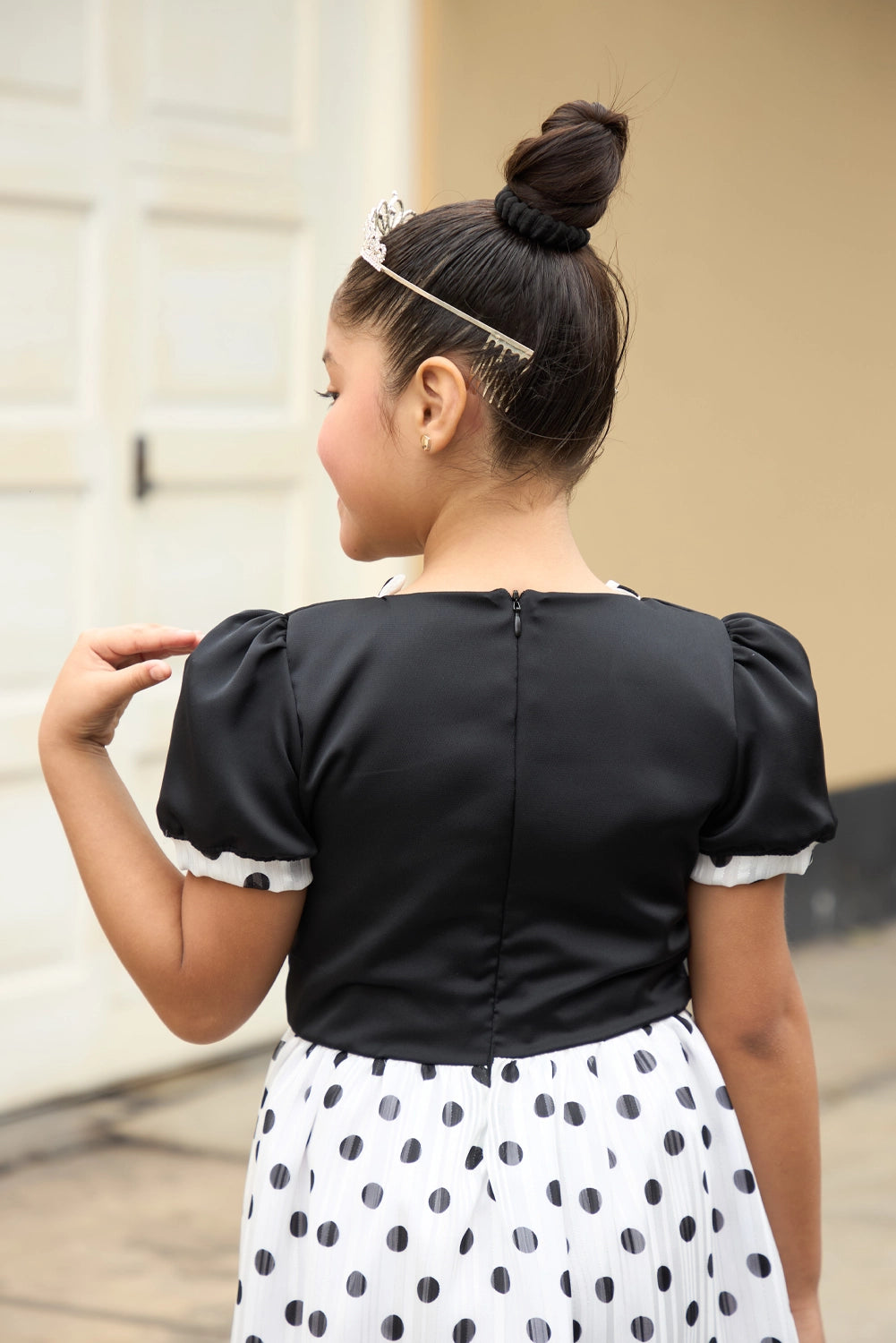 VESTIDO CON DISEÑO DE LUNARES Y PEDRERIA