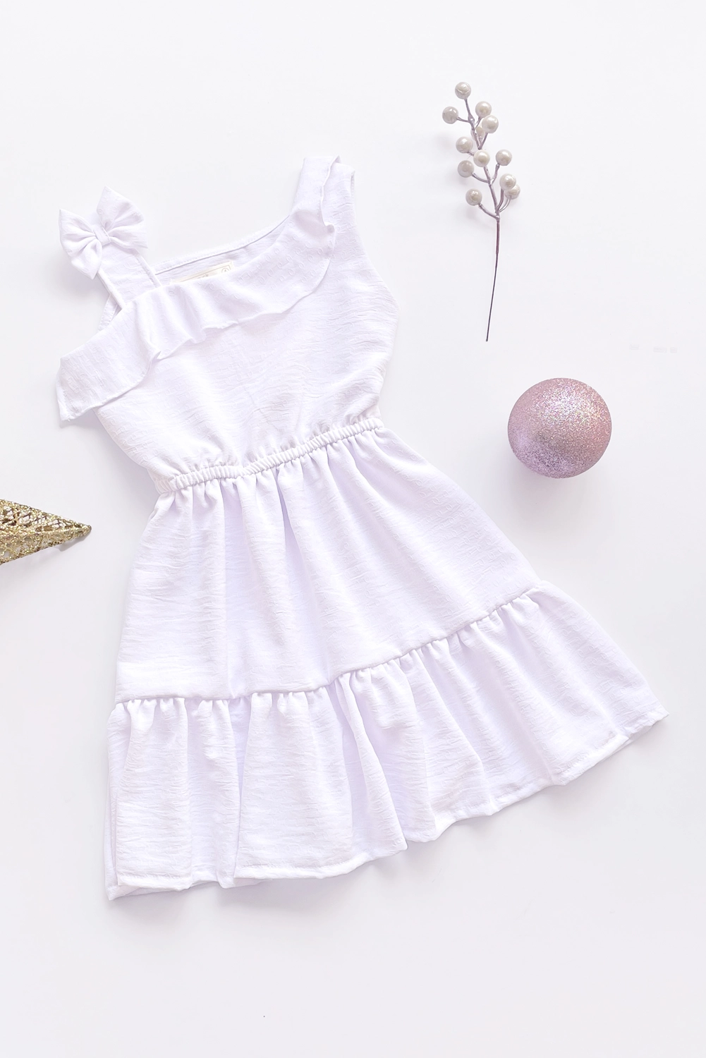 Vestido con detalle de lazo en un hombro y dos tiempos en faldon