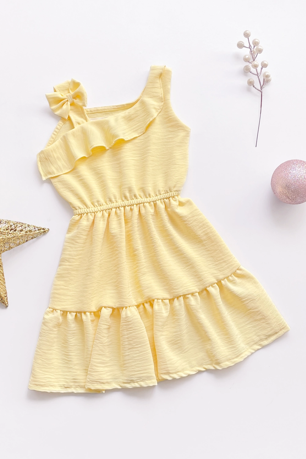 Vestido con detalle de lazo en un hombro y dos tiempos en faldon