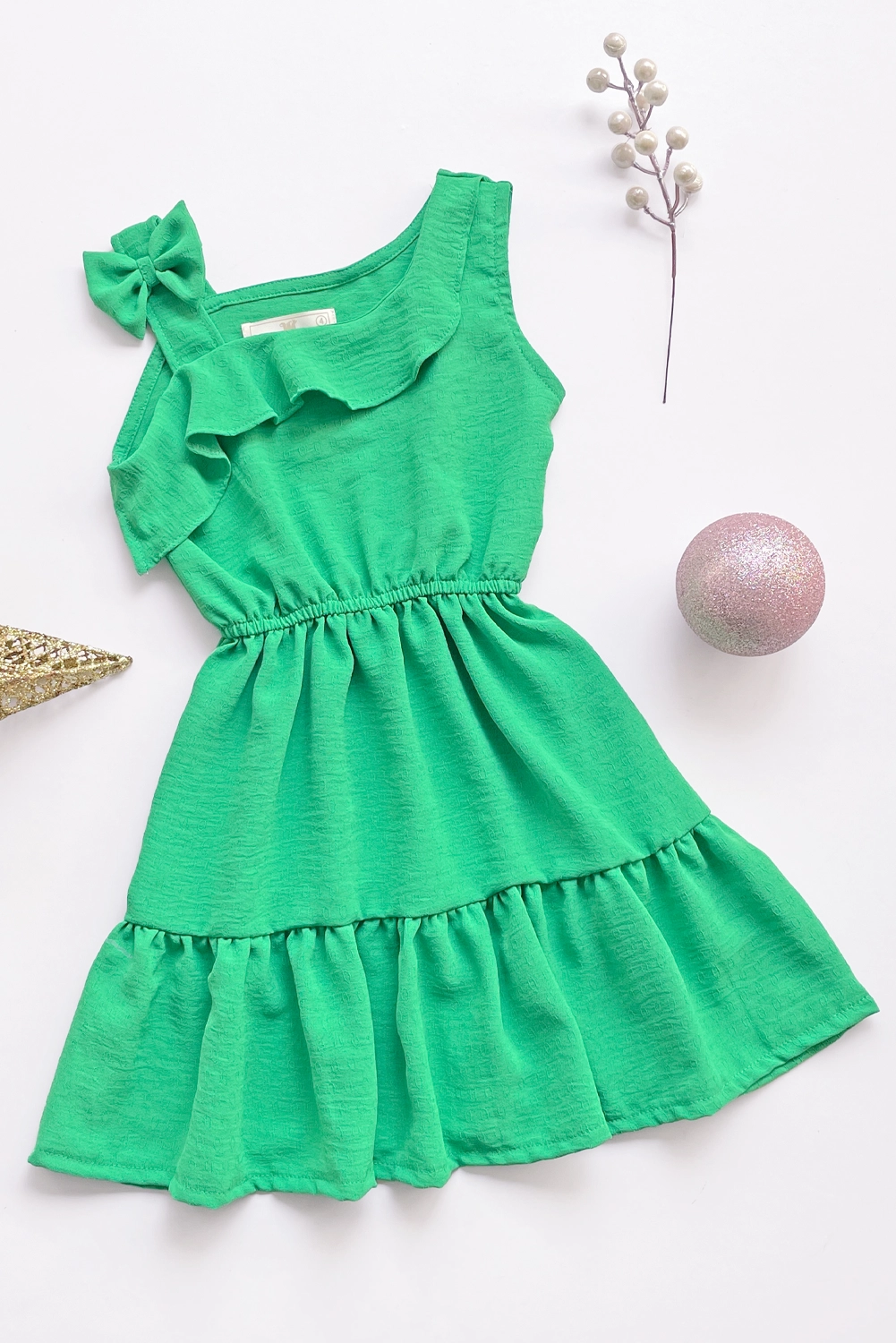Vestido con detalle de lazo en un hombro y dos tiempos en faldon