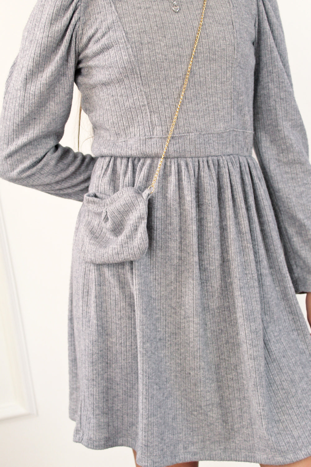 Vestido casual para niña en tejido canalé con cartera