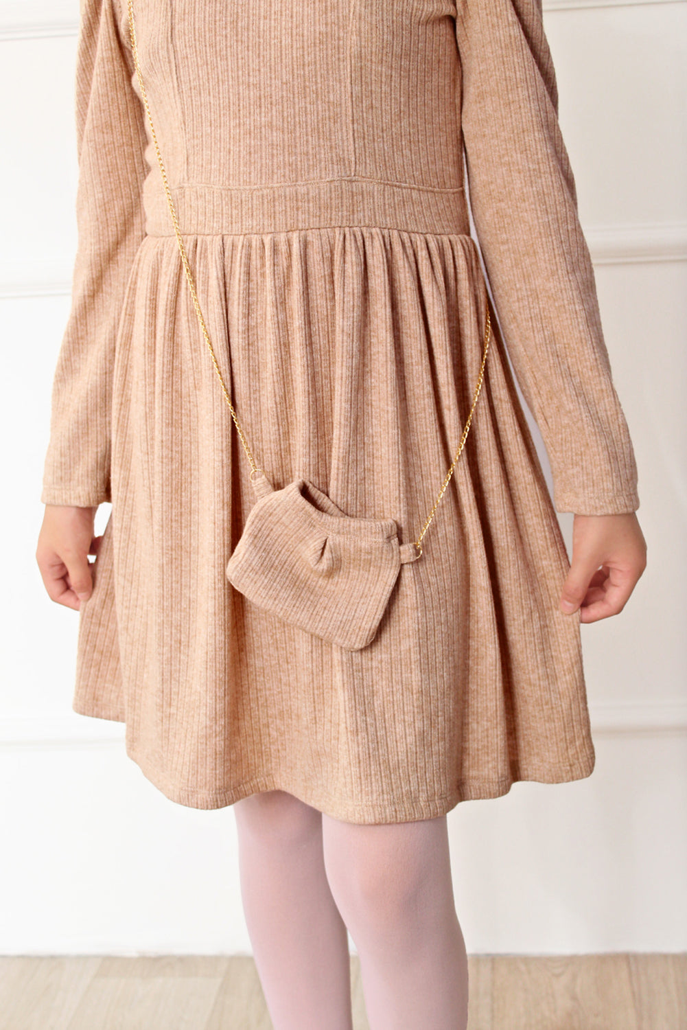 Vestido casual para niña en tejido canalé con cartera