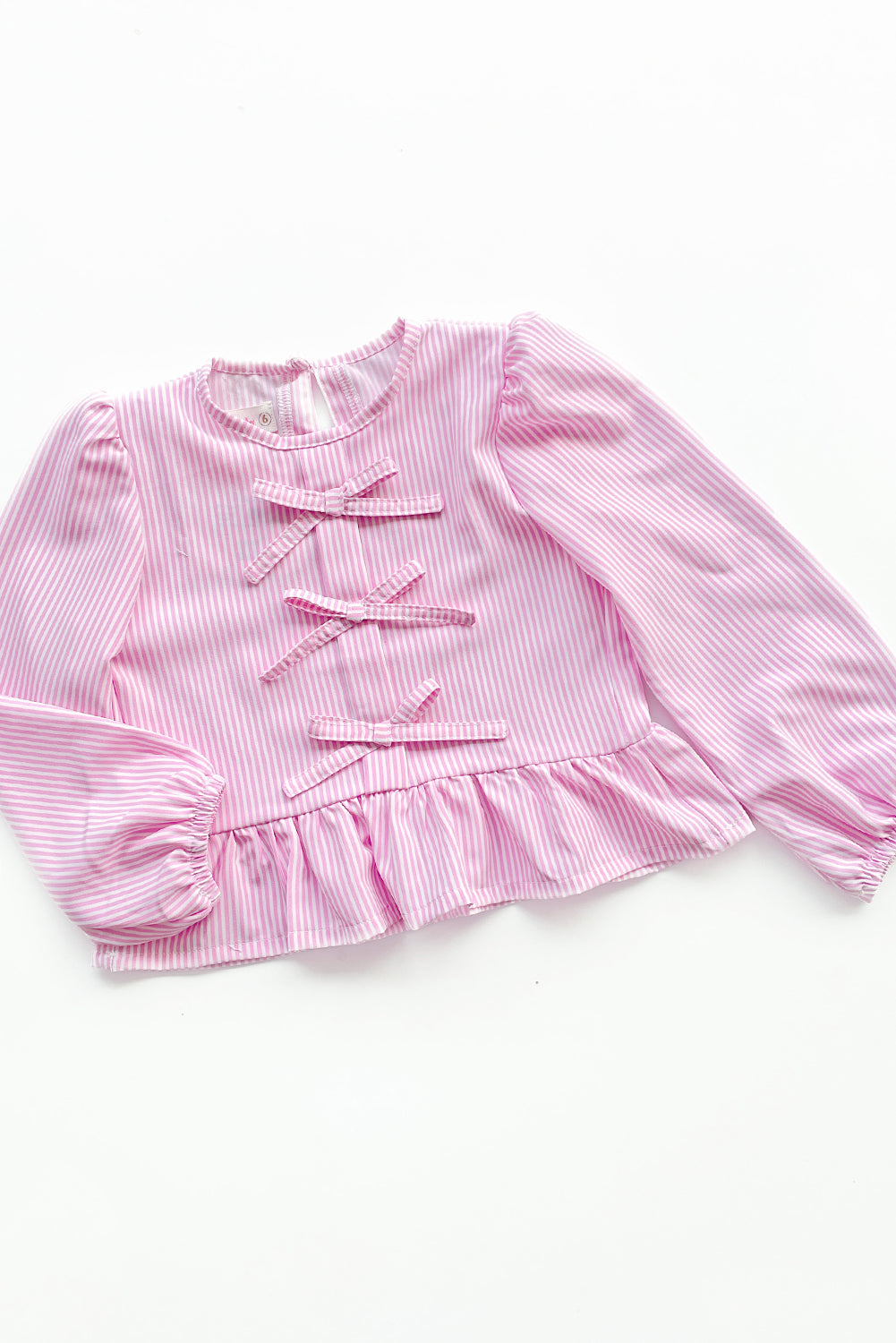 BLUSA LISTADA CON LASITOS EN PECHERA Y FALDON RECOGIDO