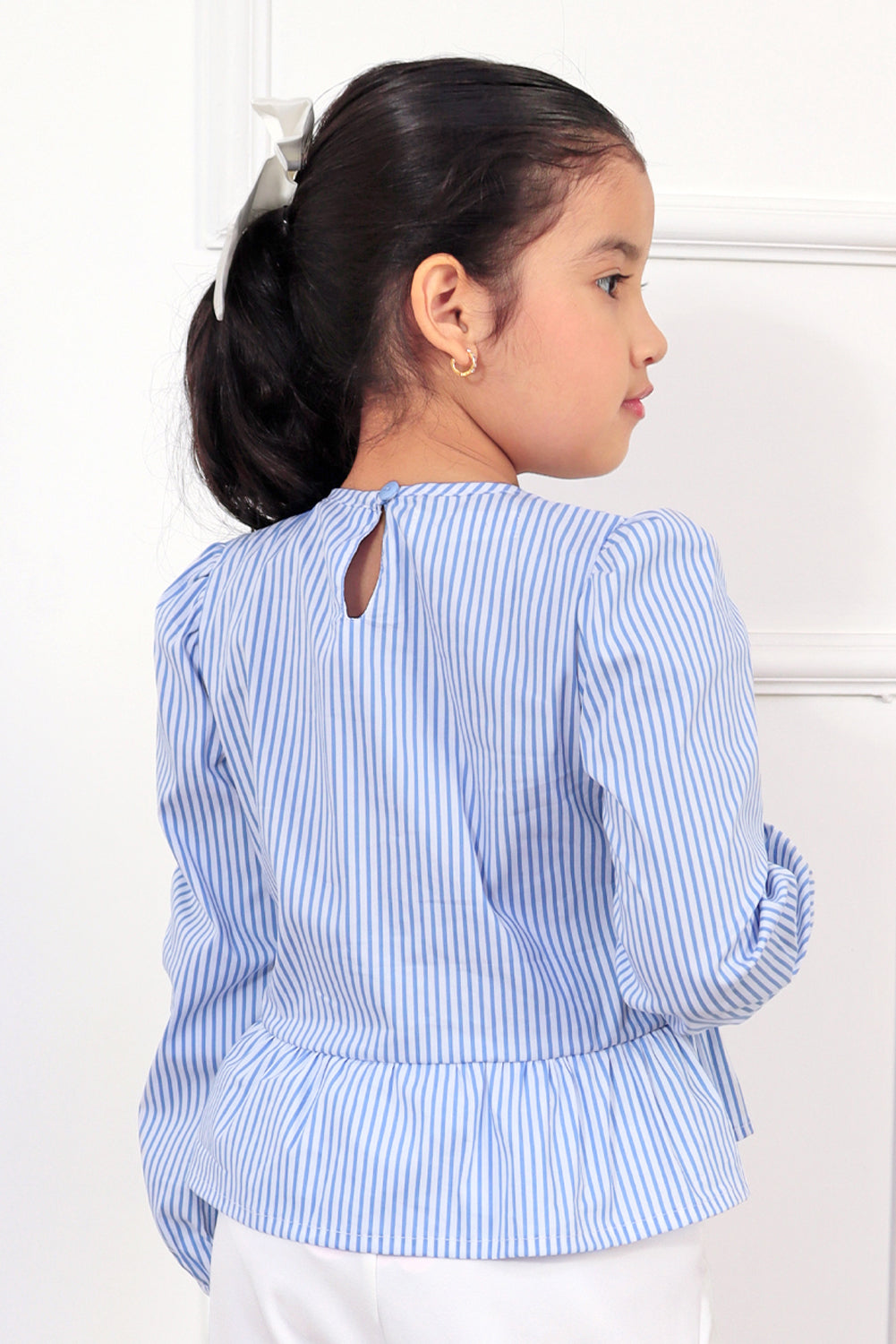 BLUSA LISTADA CON LASITOS EN PECHERA Y FALDON RECOGIDO