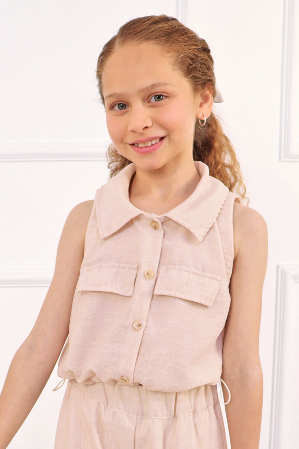 Blusa abierta manga cero con cuello camisero y elasticado en basta