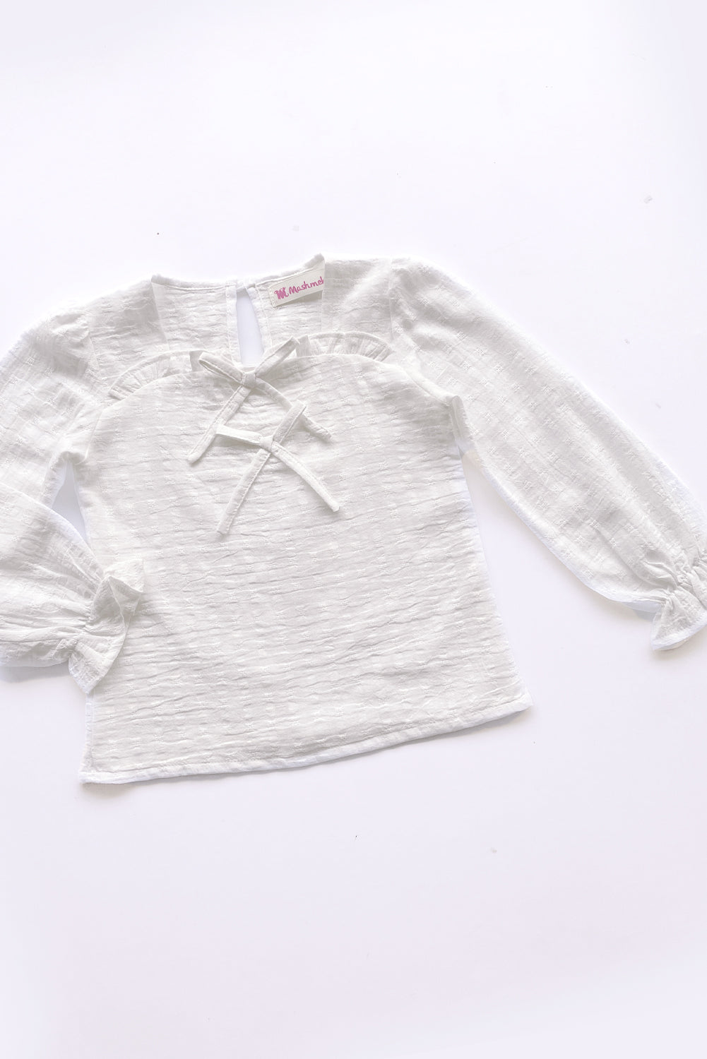 Blusa con volantes en escote curvo y mangas abullonadas