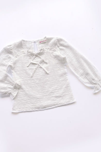 Blusa con volantes en escote curvo y mangas abullonadas