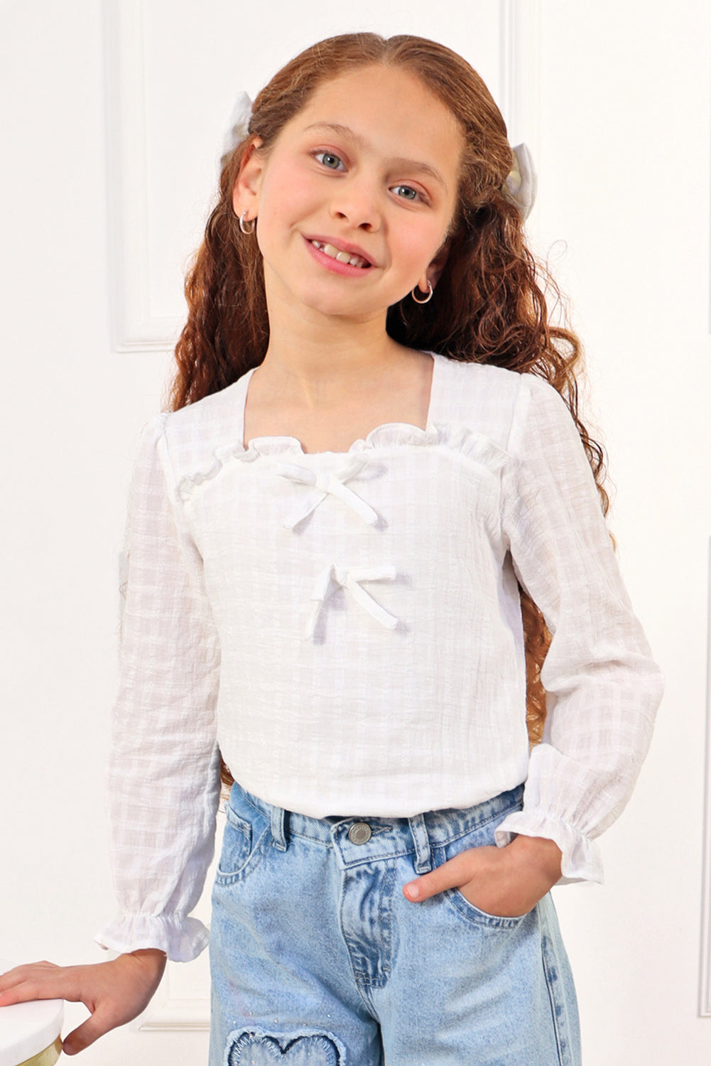 Blusa con volantes en escote curvo y mangas abullonadas