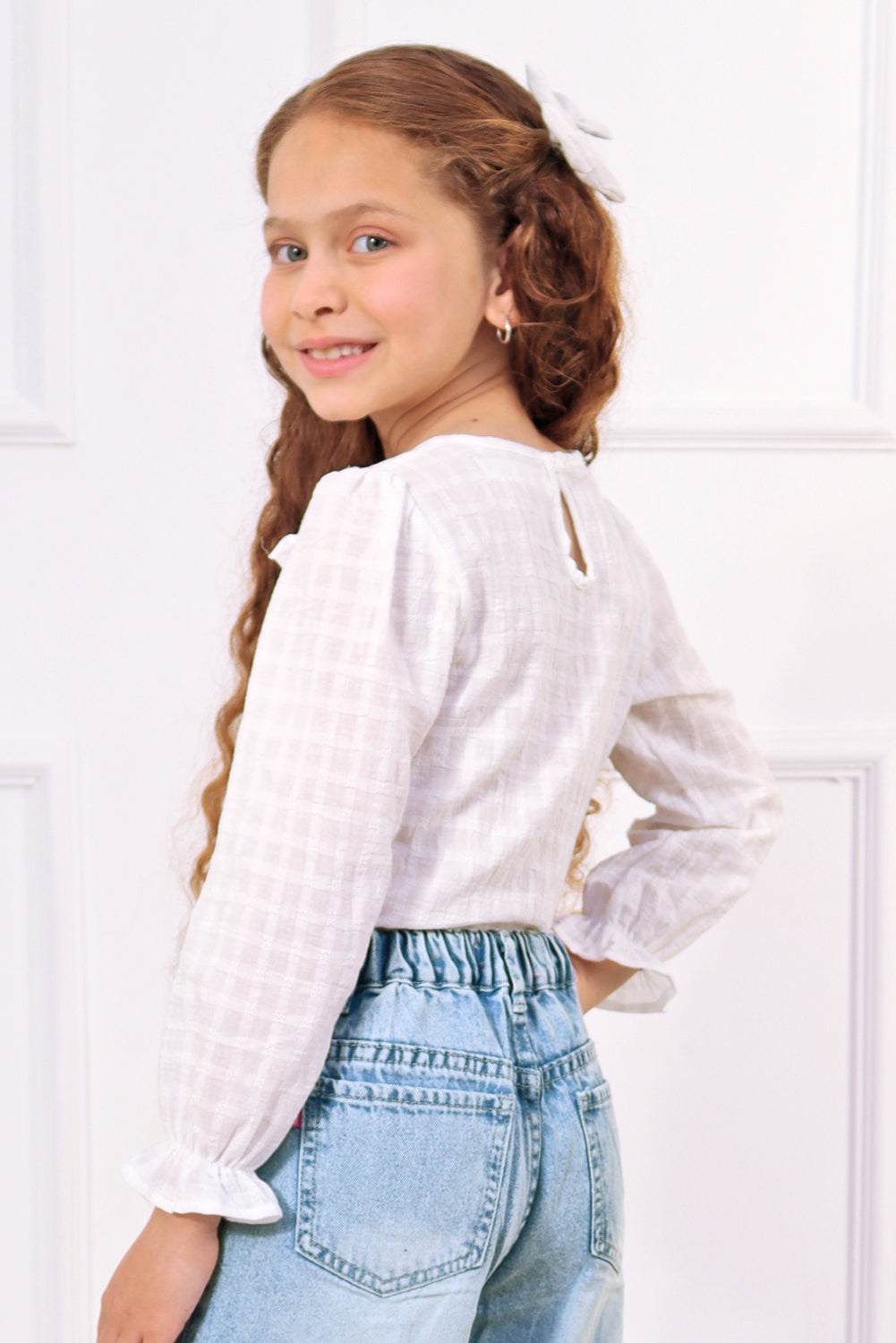 Blusa con volantes en escote curvo y mangas abullonadas